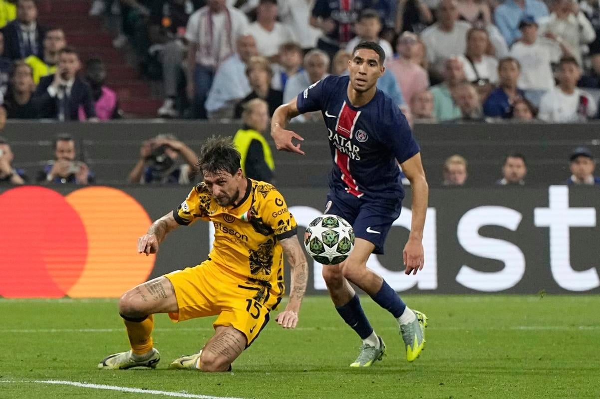 Francesco Acerbi (vľavo) v súboji s Achrafom Hakimim vo finále Ligy majstrov, v ktorom Inter Miláno podľahol Parížu Saint-Germain 0:5.
