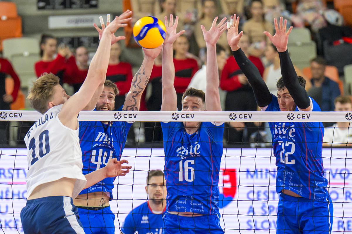 Adrián Vančo, Jakub Kováč a Július Firkaľ počas zápasu Zlatej Európskej ligy proti Fínom.
