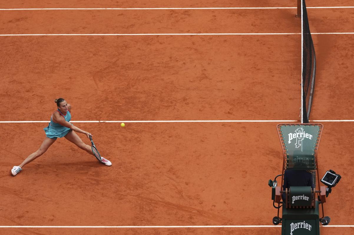 Bieloruska Arina Sobolenková odvracia loptičku vo finále dvojhry žien proti Američanke Coco Gauffovej na grandslamovom turnaji Roland Garros v Paríži.