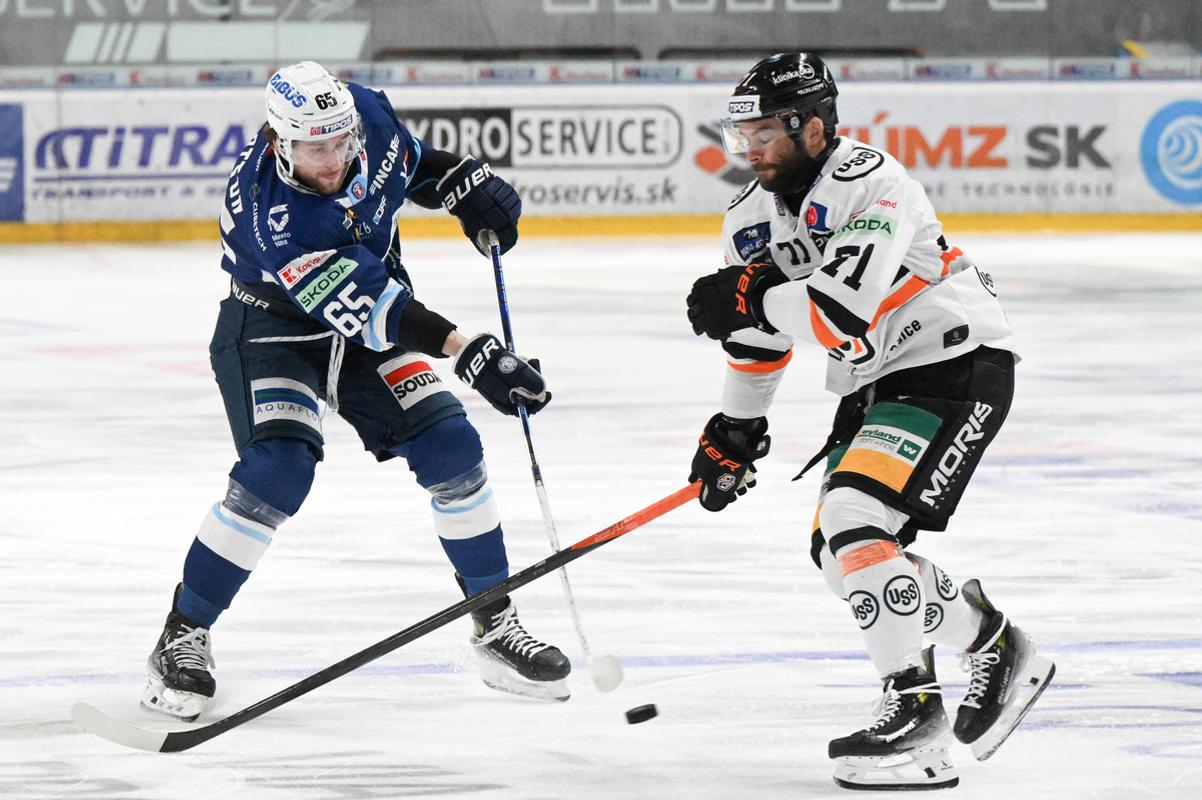 Na snímke zľava Alex Cotton (Nitra) a Eduard Šedivý (Košice) v treťom zápase finále play-off Tipos extraligy medzi HK Nitra a HC Košice.