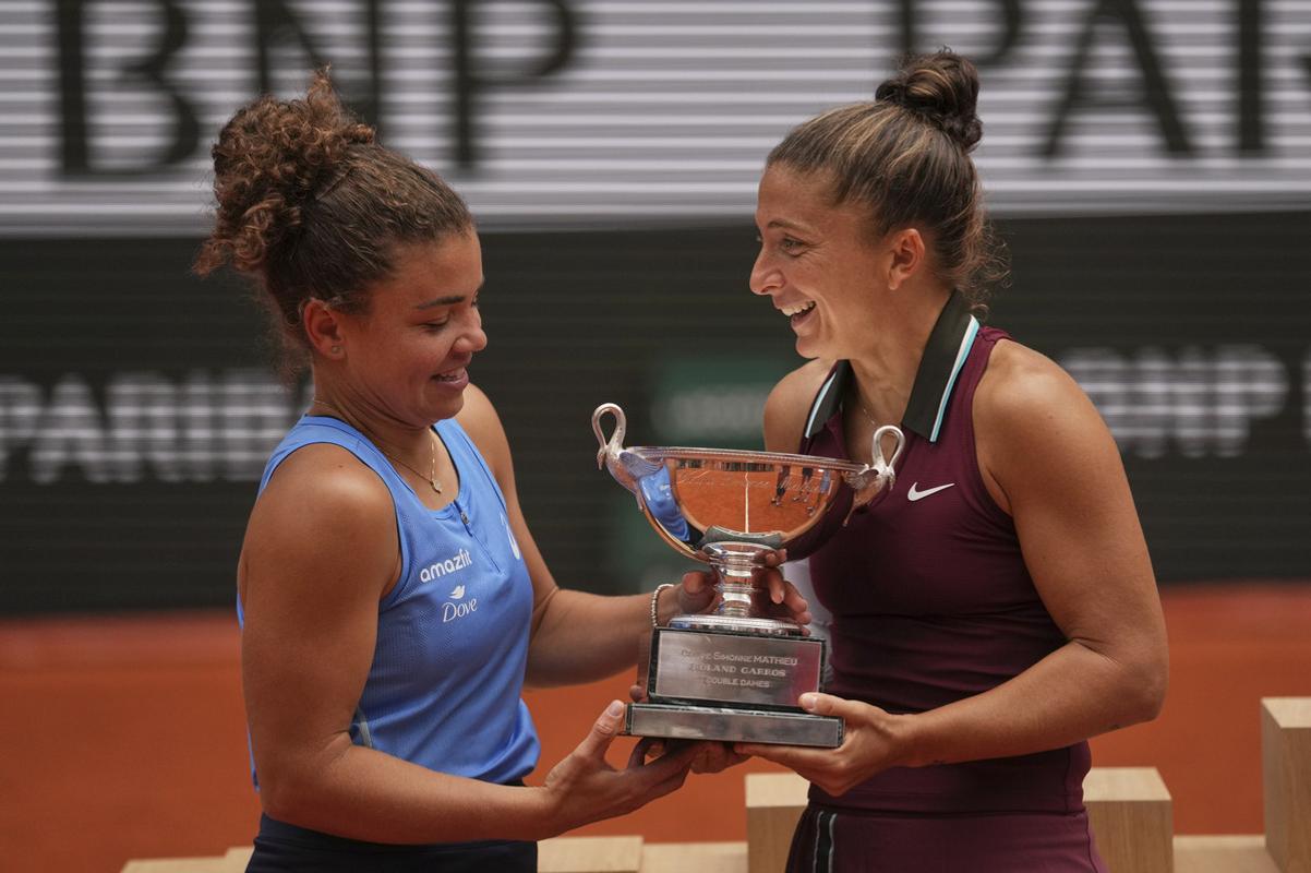 Jasmine Paoliniová (vľavo) a Sara Erraniová oslavujú s trofejou po finálovom zápase ženskej štvorhry na French Tennis Open.