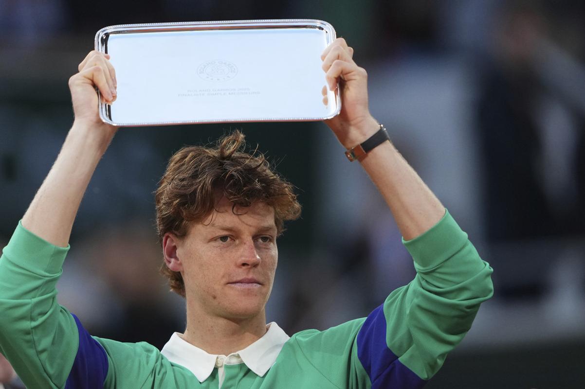Jannik Sinner s trofejou za druhé miesto.