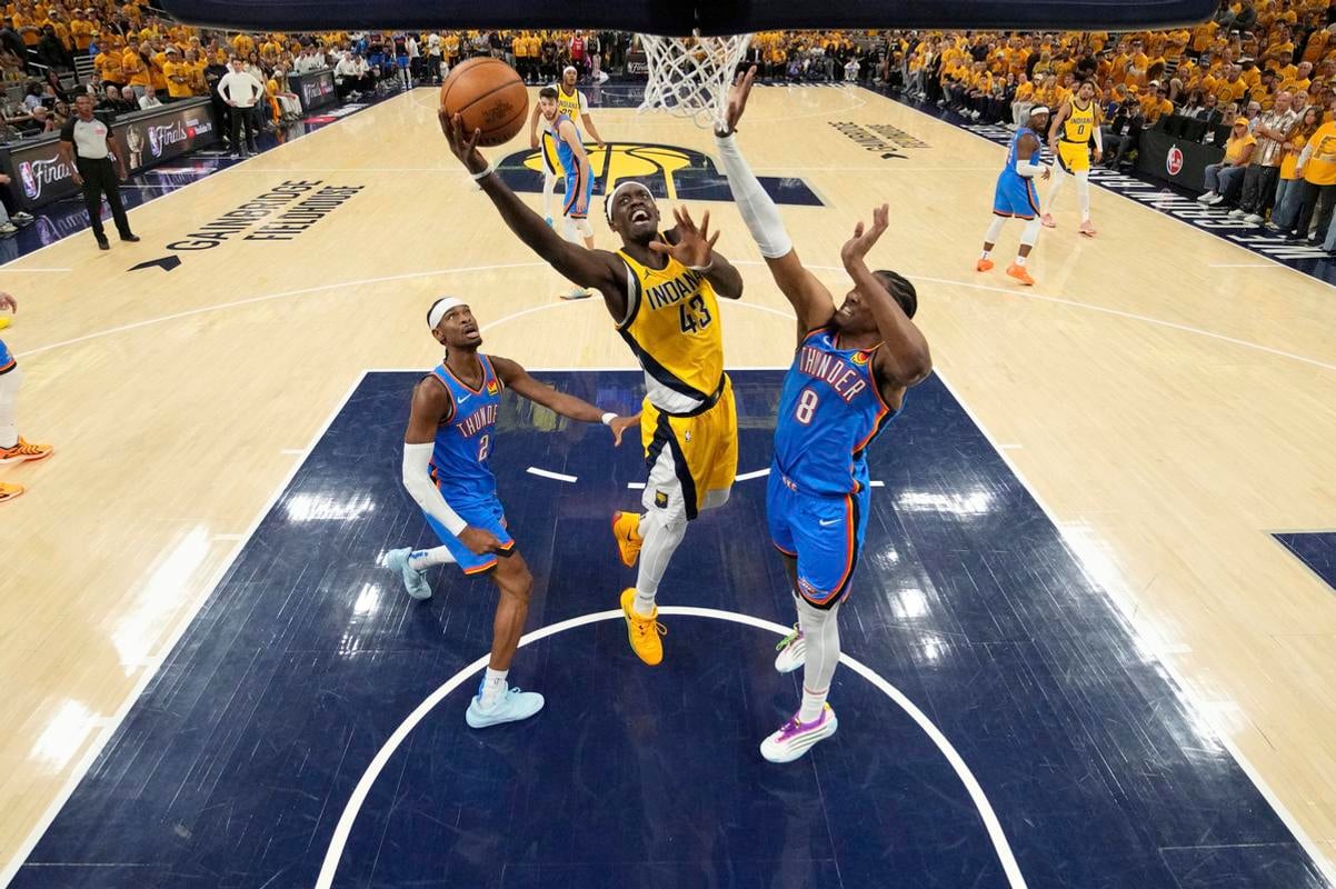 Pascal Siakam (43) strieľa na kôš, bráni ho hráč Oklahoma City Jalen Williams (8). Vľavo s číslom 2 Shai Gilgeous-Alexander. Zo štvrtého finále NBA Indiana - Oklahoma.