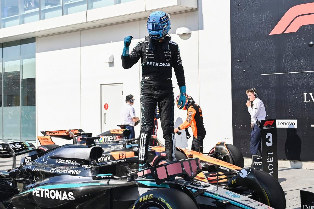 Britský jazdec F1 George Russell z tímu Mercedes sa raduje z víťazstva v kvalifikácii na nedeľňajšiu Veľkú cenu Kanady.