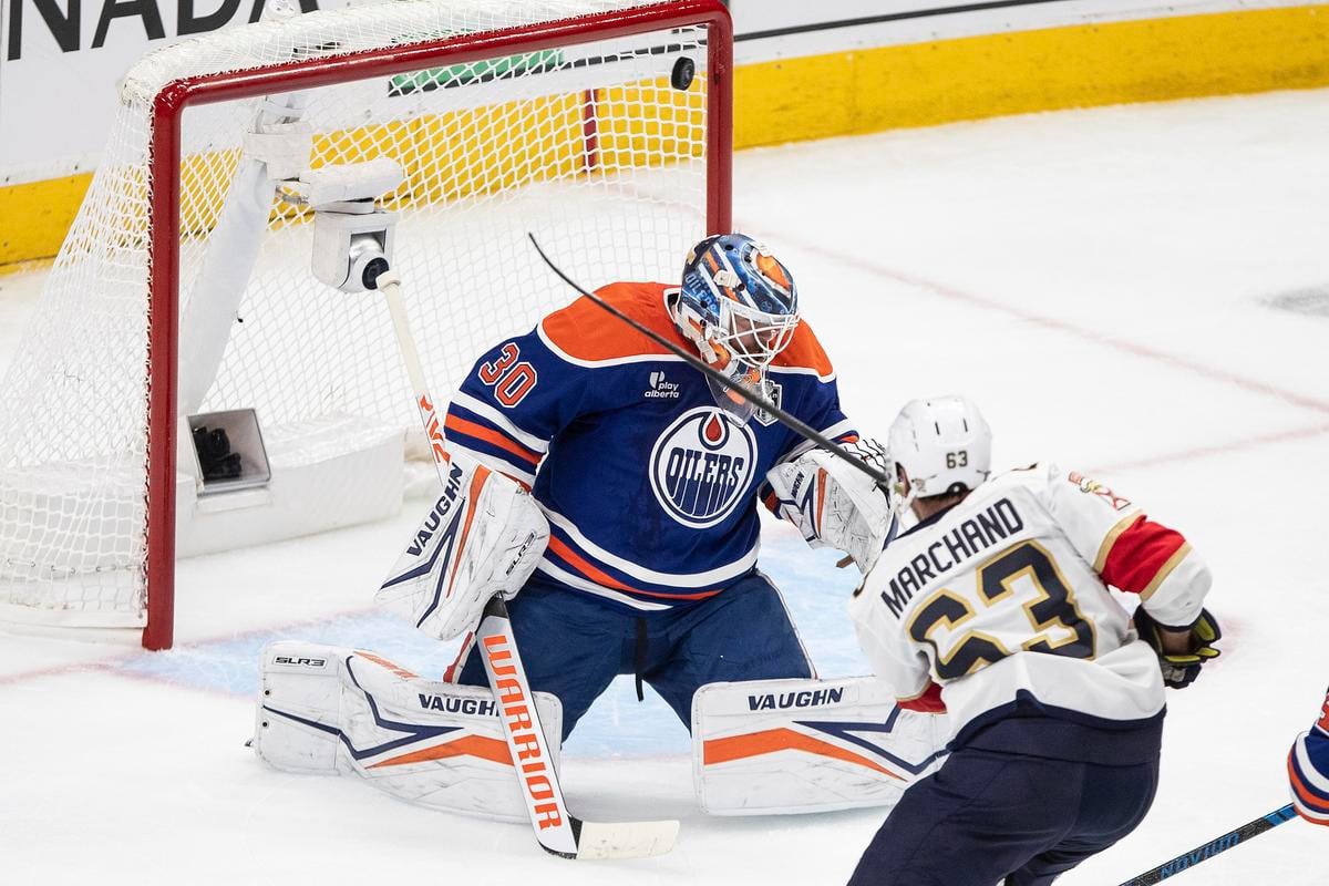 Brad Marchand prekonáva brankára Edmontonu Oilers Calvina Pickarda v piatom finálovom zápase play-off zámorskej NHL Edmonton Oilers - Florida Panthers v Edmontone.
