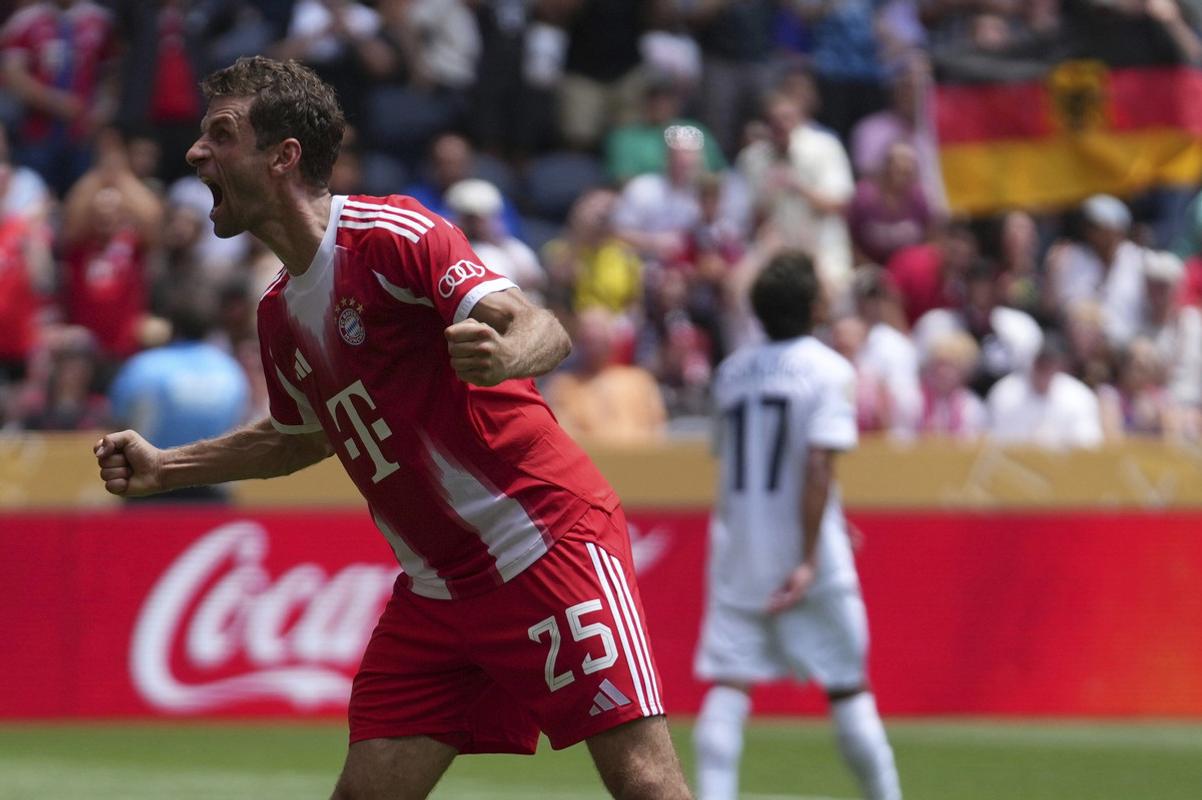 Thomas Müller sa teší z gólu na MS klubov v zápase proti Auckland City.