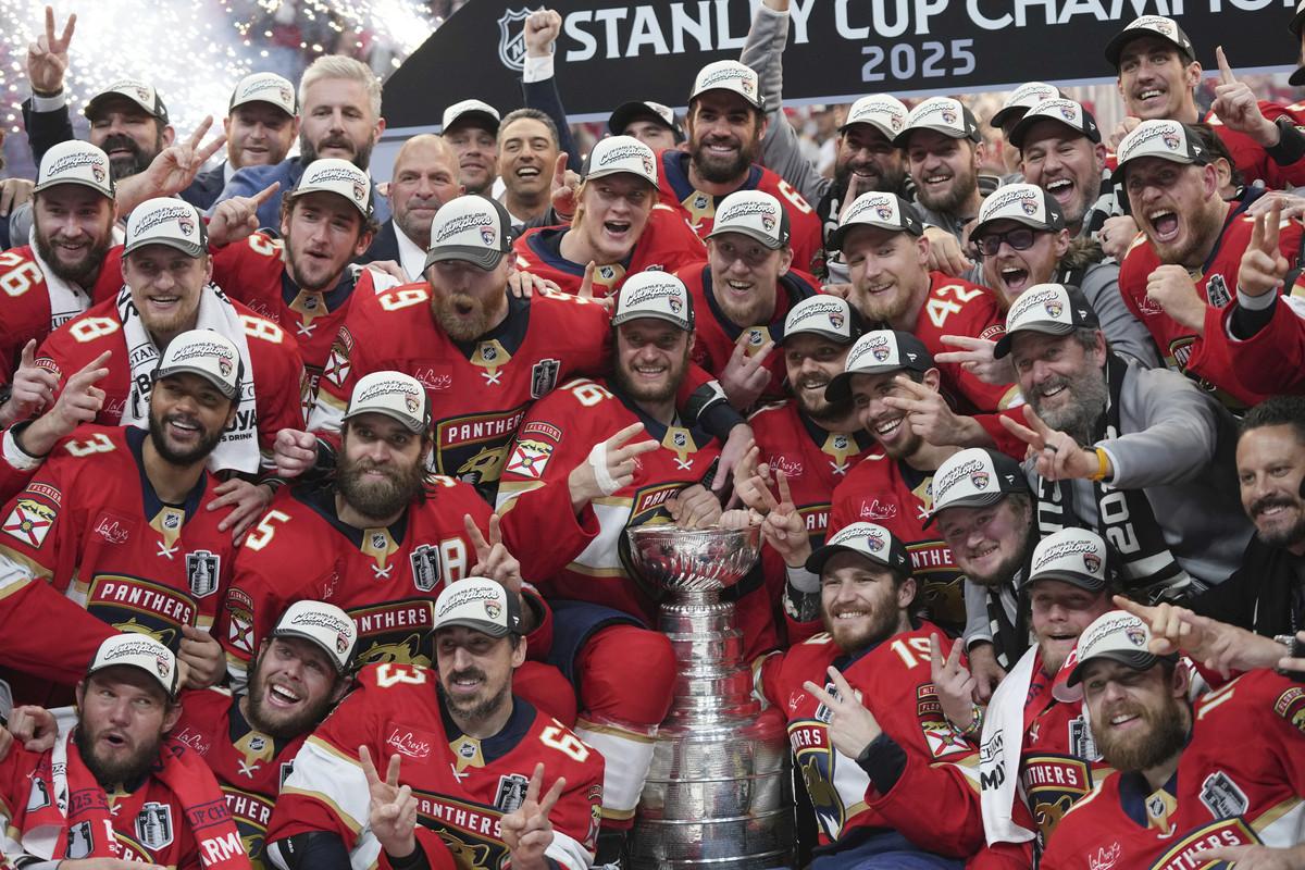 Spoločná fotka Florida Panthers so Stanleyho pohárom.