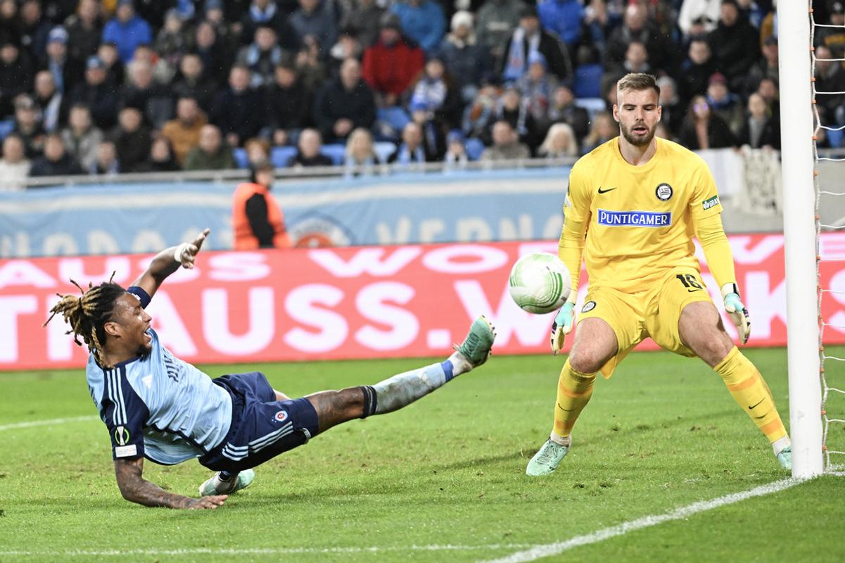 Archívna fotografia: Vľavo Cesar Blackman (Slovan) a vpravo brankár Vítězslav Jaroš (Graz).