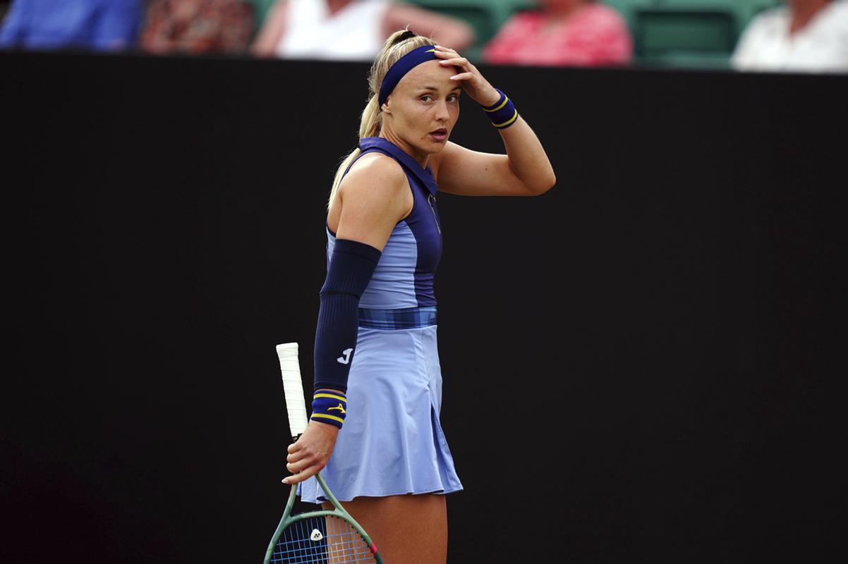Slovenská tenistka Rebecca Šramková vo štvrťfinále ženskej dvojhry proti Linde Noskovej z Česka na trávnatom turnaji WTA v Nottinghame.