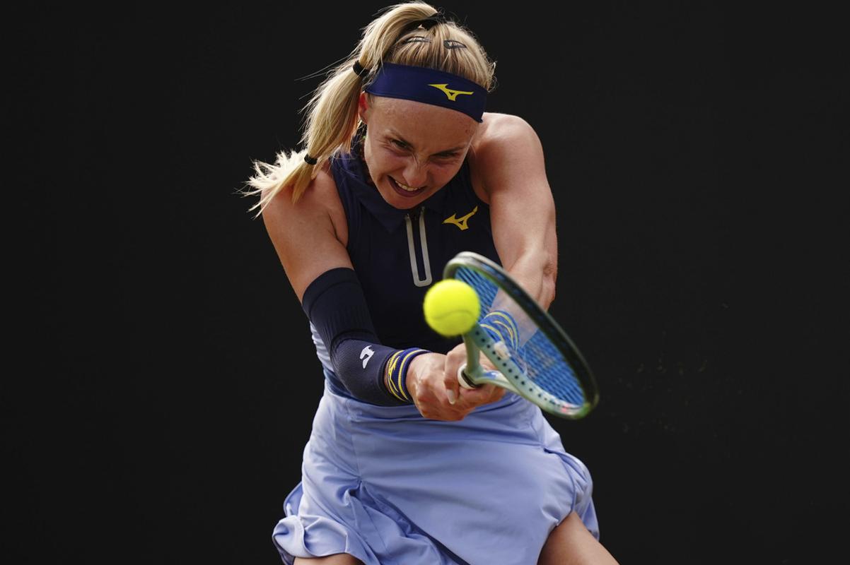 Rebecca Šramková počas semifinále na nottinghamskej tráve.