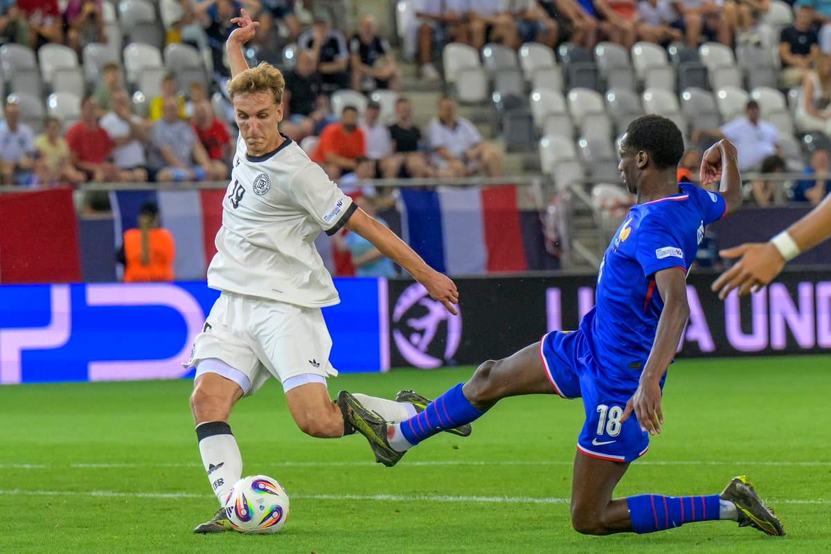 Zľava Nelson Weiper (Nemecko), Djaoui Cisse (Francúzsko) počas zápasu semifinále Nemecko - Francúzsko na majstrovstvách Európy hráčov do 21 rokov v Košiciach v stredu 25. júna 2025.