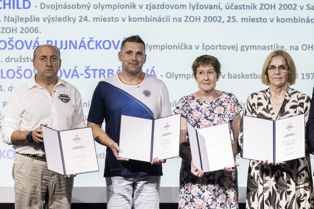 V slovenskom olympijskom a športovom múzeu sa konalo 26. júna 2025 v Bratislave olympijské stretnutie olympionikov, športovcov a členov ich realizačných tímov, spojené s odovzdávaním vyznamenaní SOŠV. Na snímke zľava držitelia titulu OLY z radov olypionikov Ján Záhončík, Jozef Ninis, Božena Miklošovičová a Zdenka Jánošová - Bujnáčková.