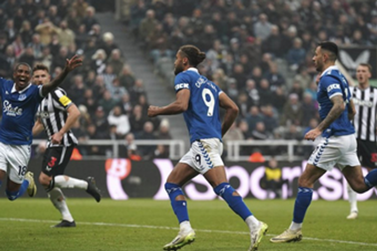 Dominic Calvert-Lewin z Evertonu oslavuje po strelení prvého gólu svojho tímu počas futbalového zápasu anglickej Premier League.