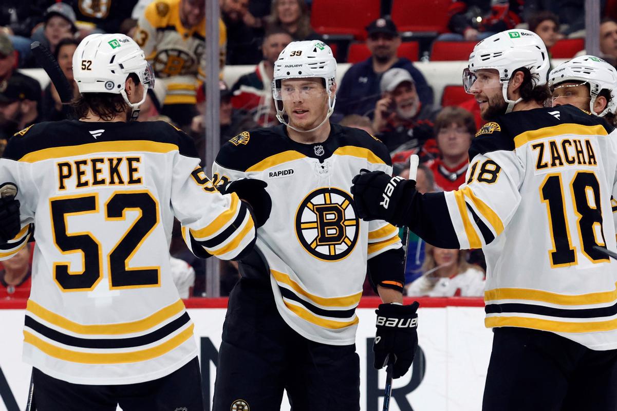 Morgan Geekie a jeho spoluhráči z Bostonu Bruins.