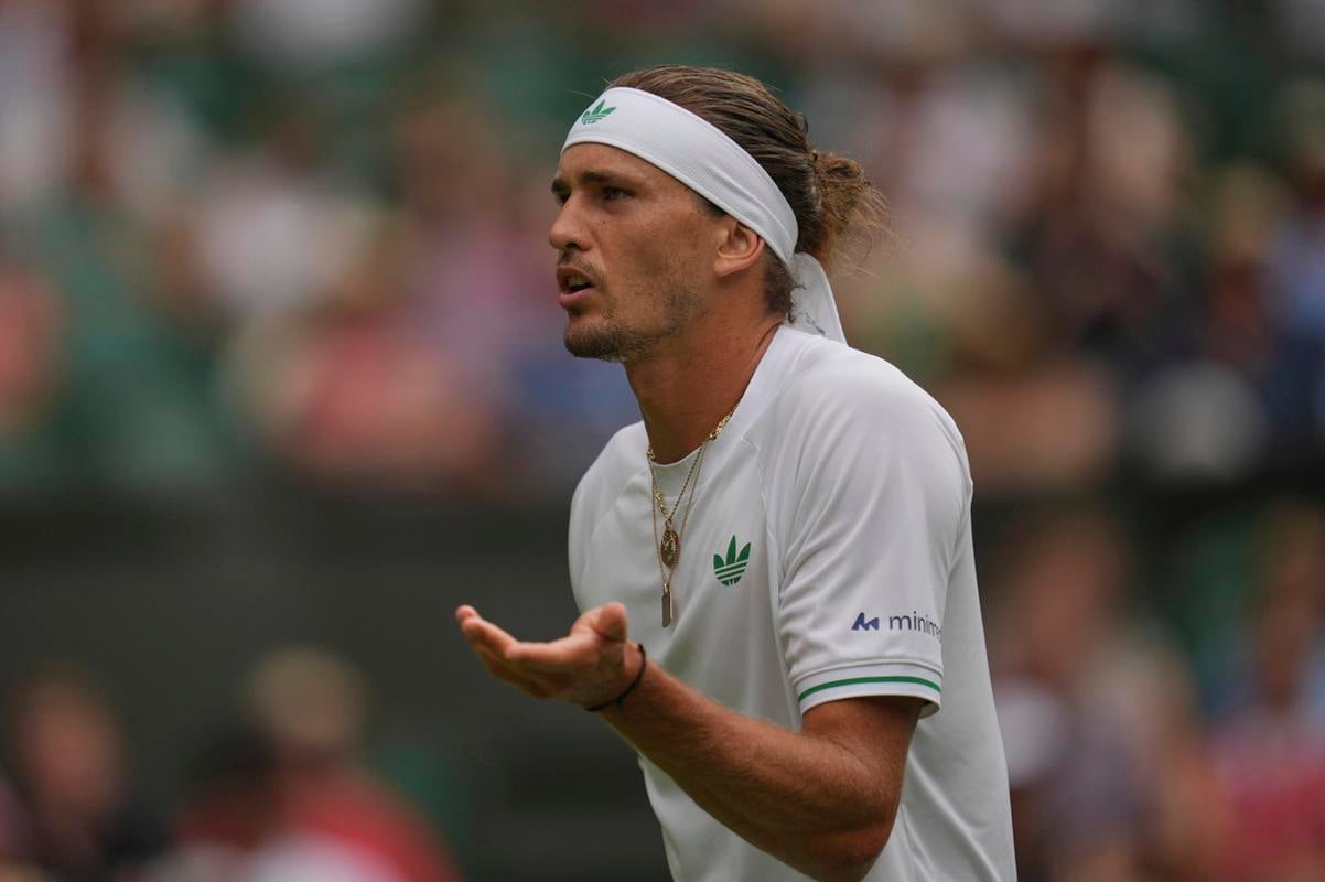 Nemecký tenista Alexander Zverev reaguje počas zápasu proti Francúzovi Arthurovi Rinderknechovi v 1. kole mužskej dvojhry na grandslamovom turnaji vo Wimbledone.