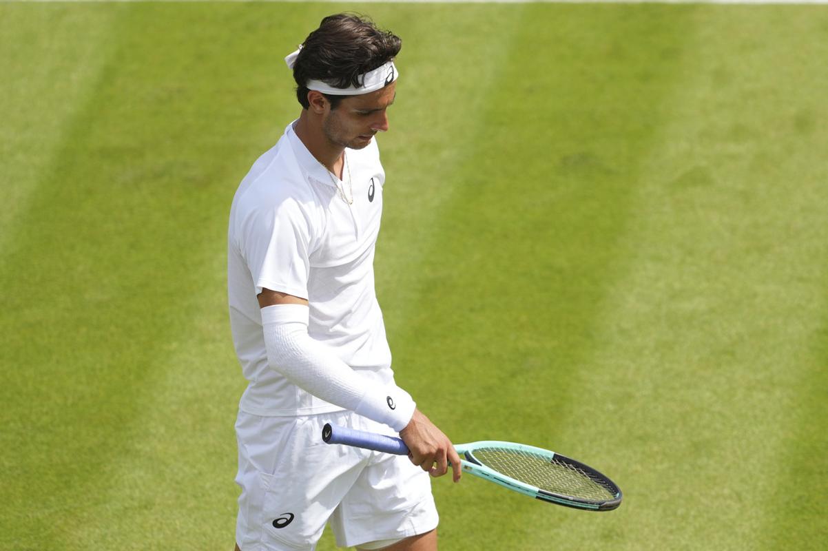 Na snímke taliansky tenista Lorenzo Musetti po prehre s Gruzíncom Nikolazom Basilašvilim v 1. kole mužskej dvojhry na Wimbledone 2025.