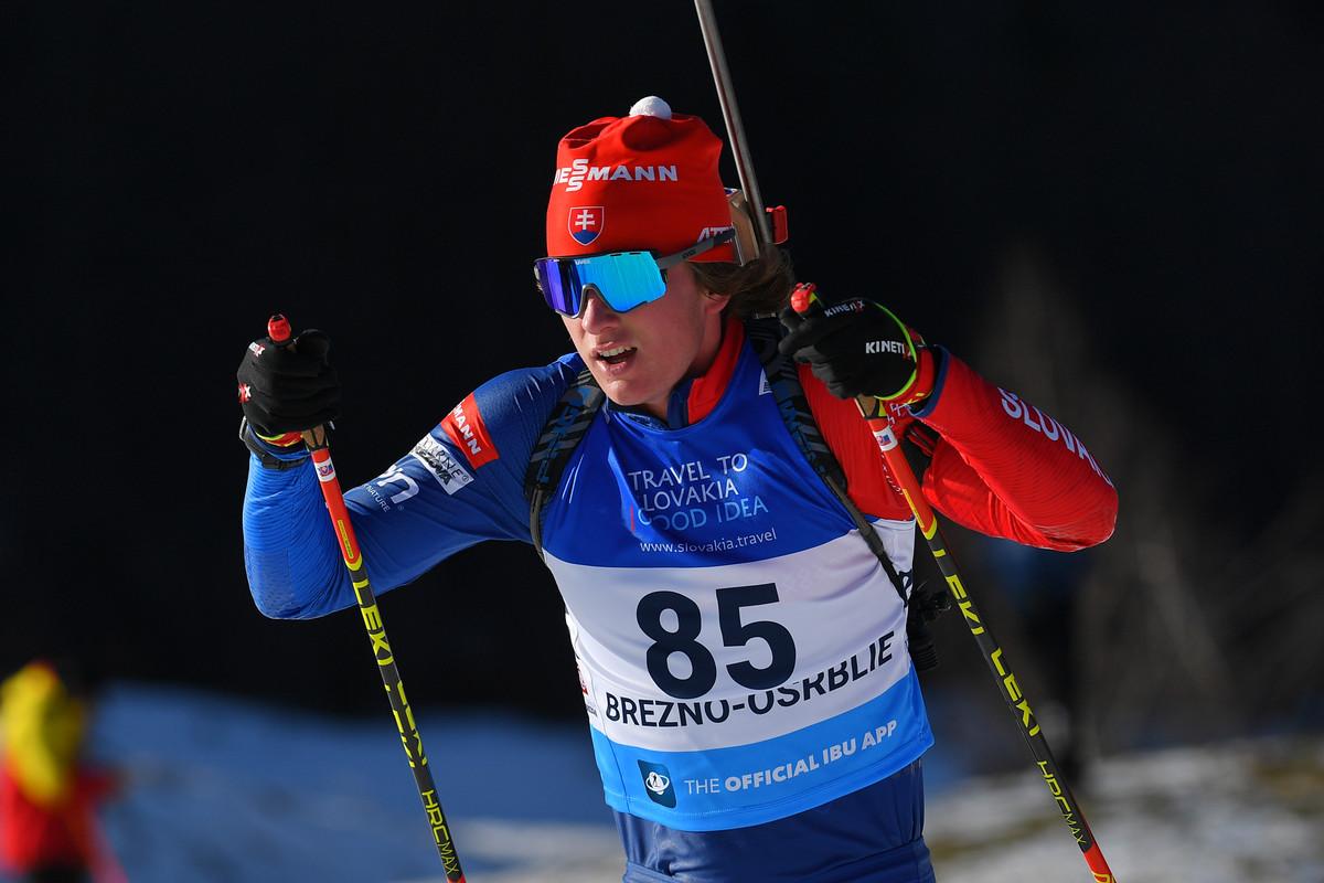 Slovenský biatlonista Šimon Adamov.