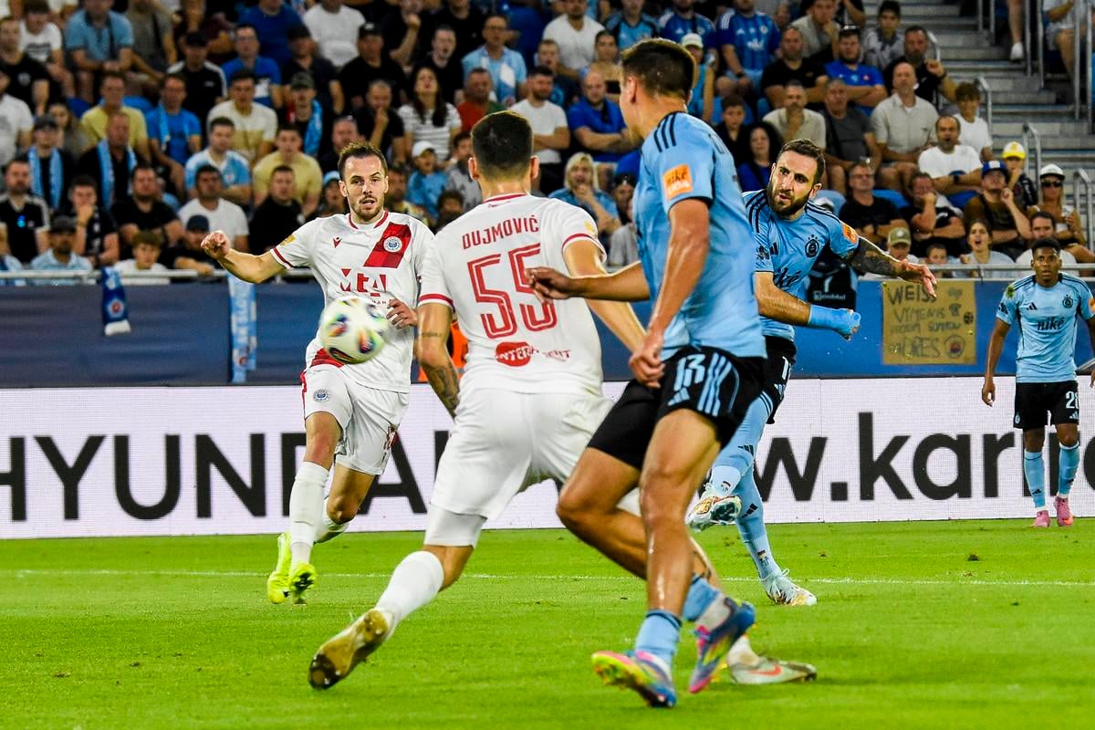 Tigran Barseghjan strieľa prvý gól Slovana do siete Mostaru. Slovan vyhral 4:0.