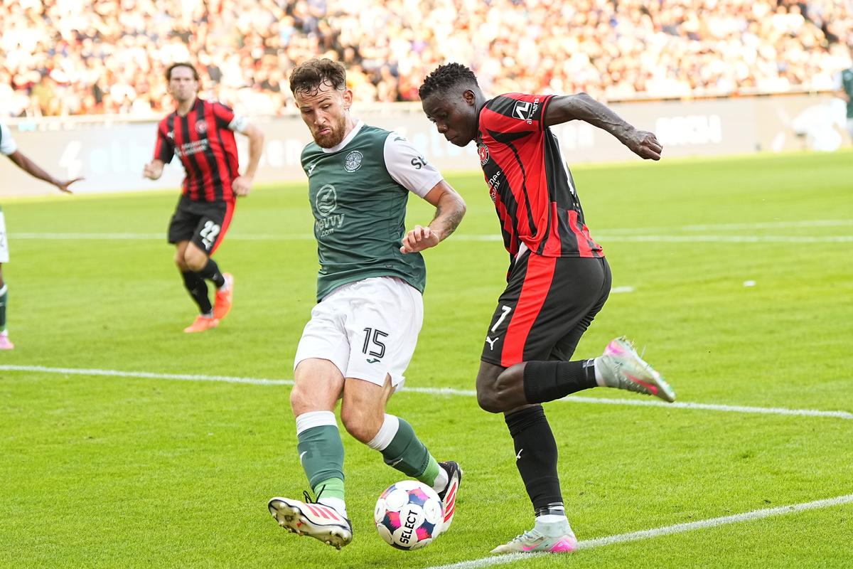 Na snímke futbalista Midtjyllandu Dju Franculino (vpravo) a hráč Hibernianu  Jack Iredal bojujú o loptu v zápase 2. predkola EL FC Midtjylland -  Hibernian v Herningu.