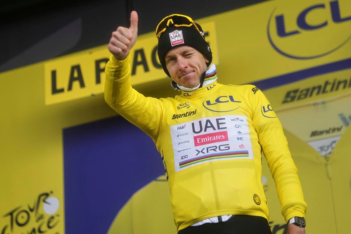 Tadej Pogačar si preberá dres lídra po 19. etape.