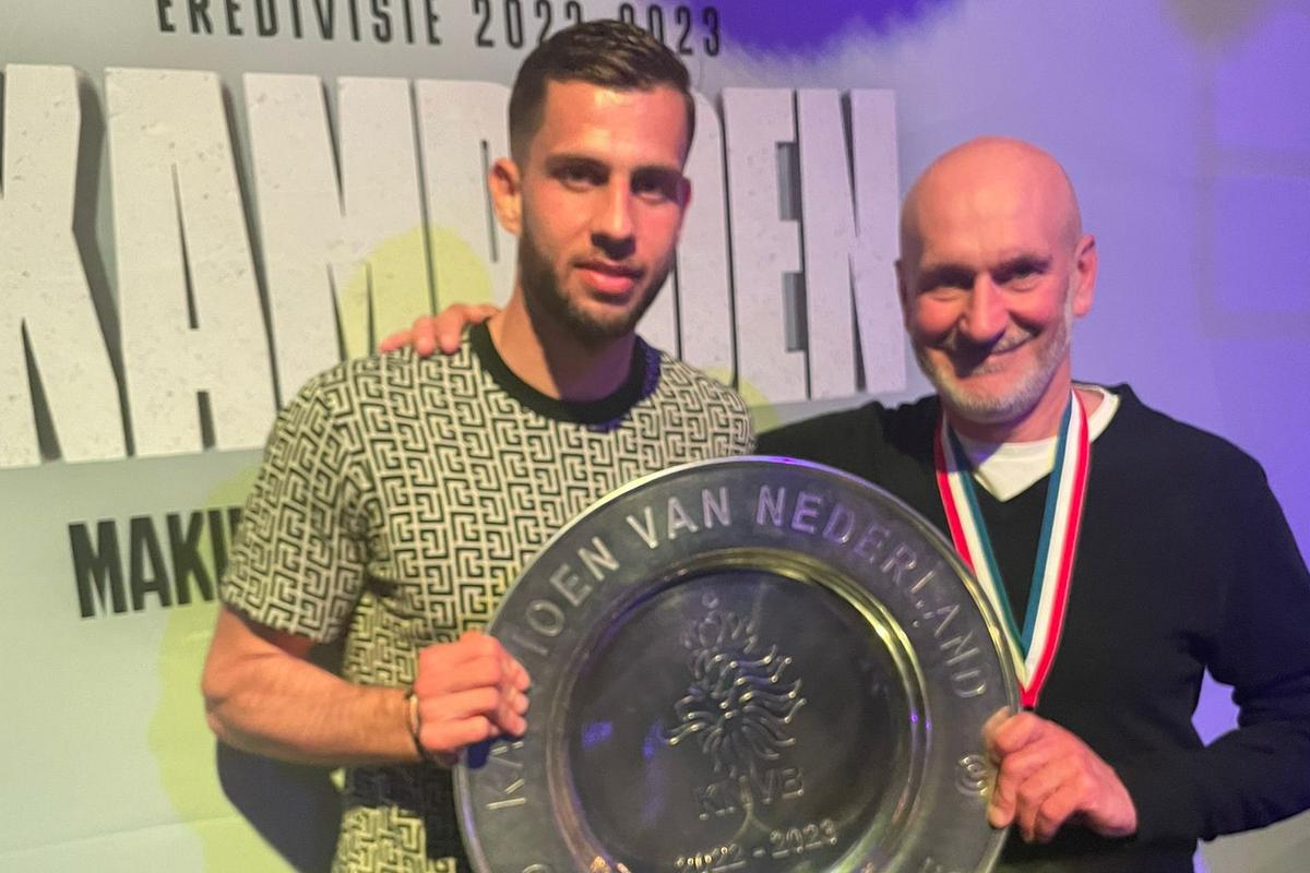Ján Hancko so synom Dávidom po zisku majstrovskej trofeje vo Feyenoorde Rotterdam. 