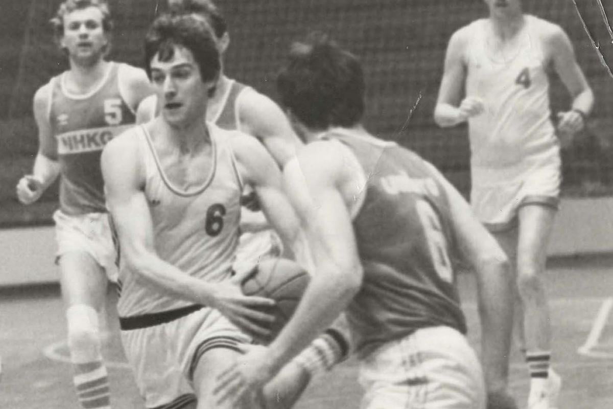 Takto hral Igor Vraniak (s loptou) basketbal za Svit v najvyššej čs. súťaži, tu je v zápase proti NHKG Ostrava.
