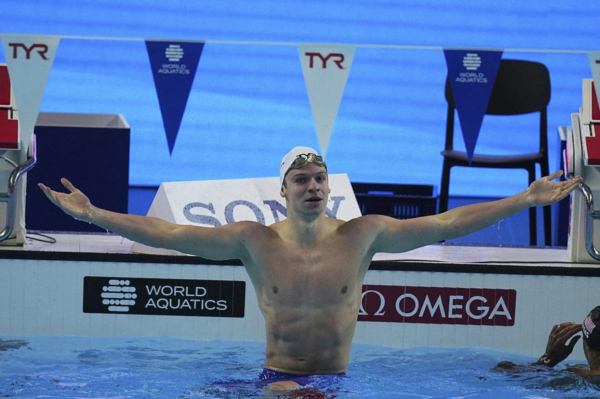 Leon Marchand sa teší z titulu a svetového rekordu v polohových rpetekoch na 200 m.