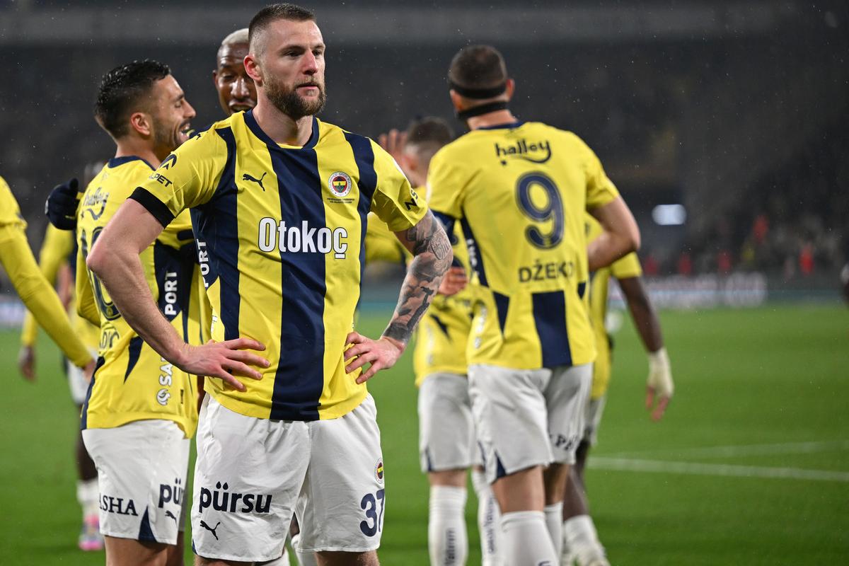 Milan Škriniar (v popredí) sa raduje so spoluhráčmi z gólu v zápase  Fenerbahce Istanbul - Trabzonspor.