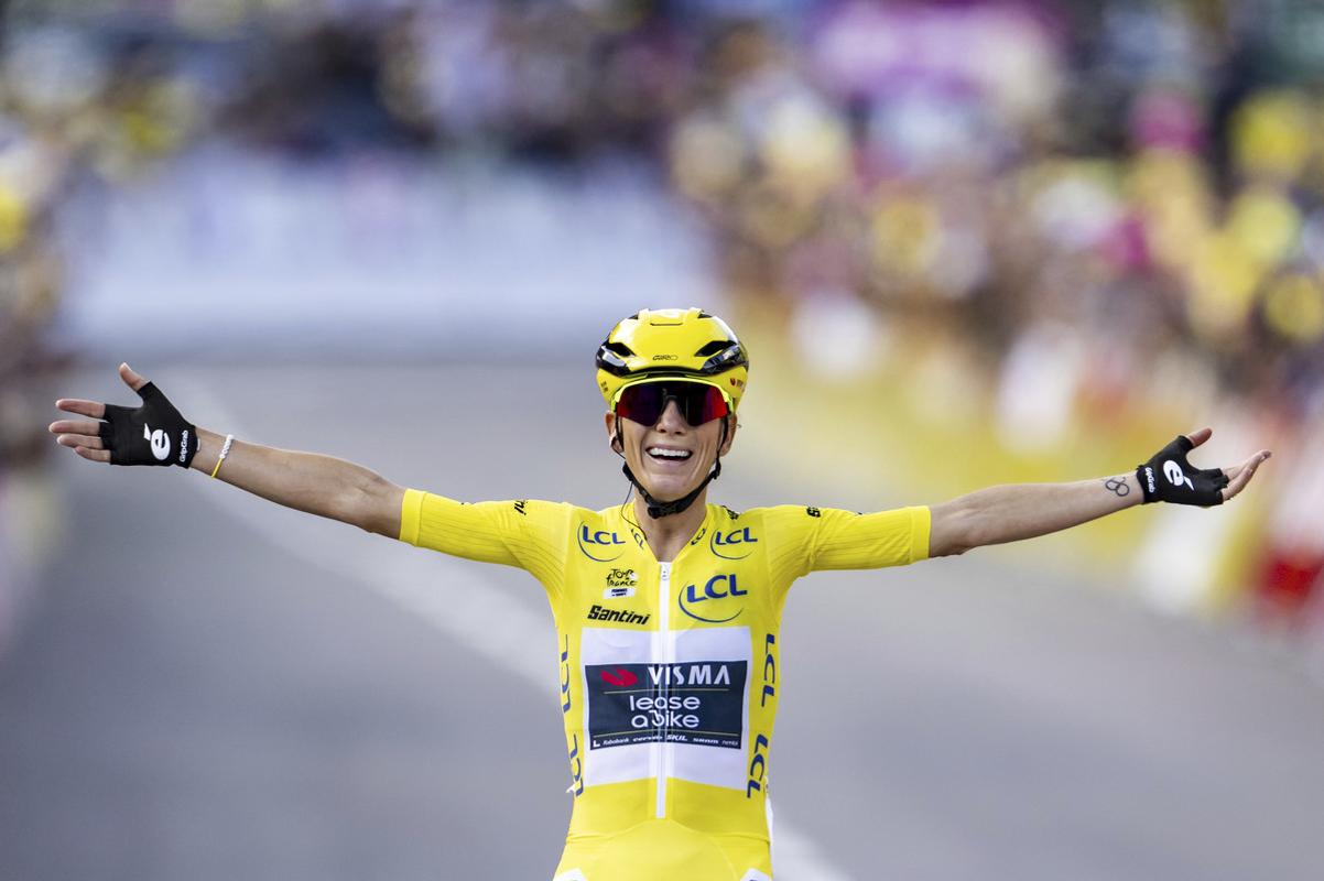 Pauline Ferrand-Prevotová z tímu Visma - Lease a Bike v cieli poslednej etapy ženskej Tour de France z Praz-Sur-Arly do Chatel Les Portes du Soleil.