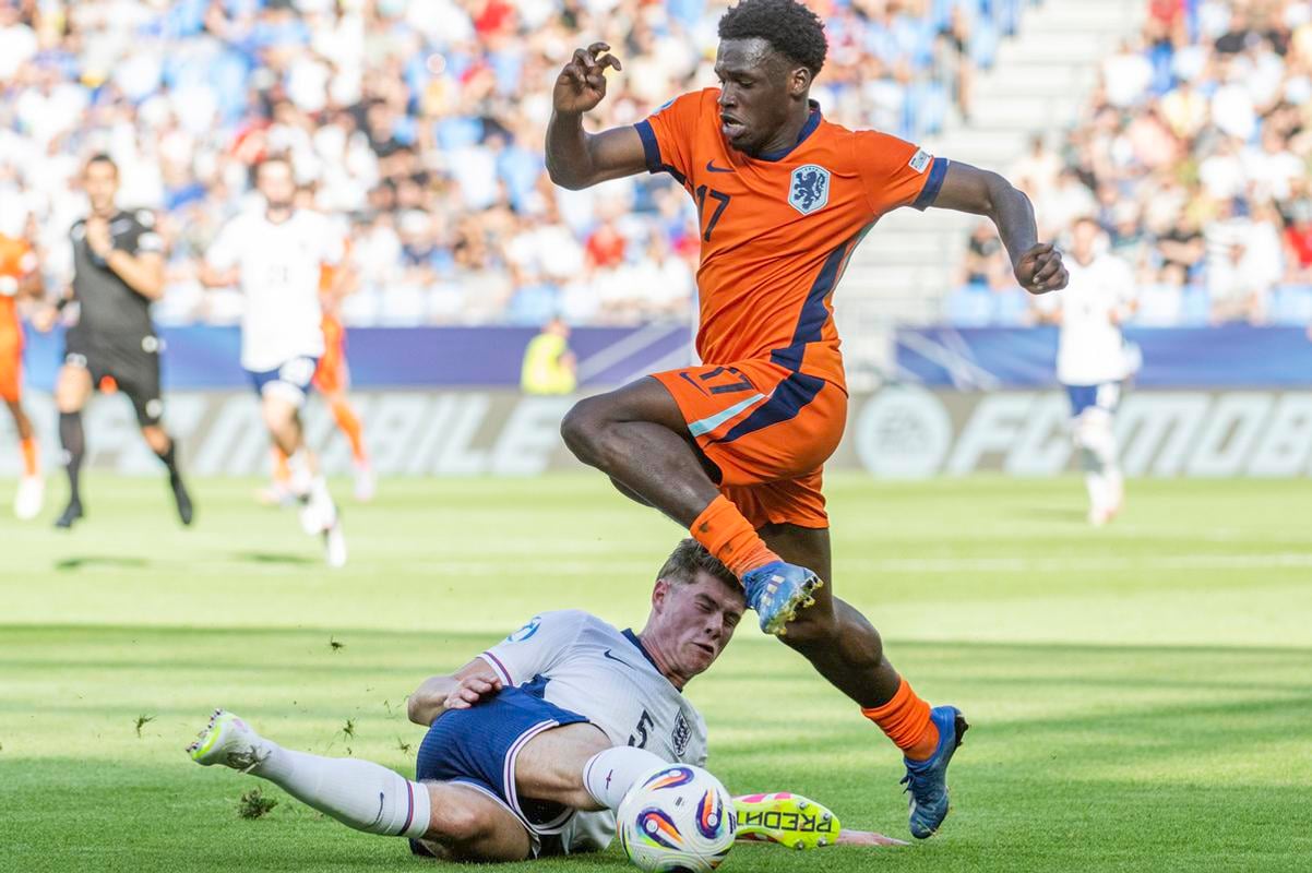 Hore Ernest Poku (Holandsko) a dole Charlie Cresswell (Anglicko).