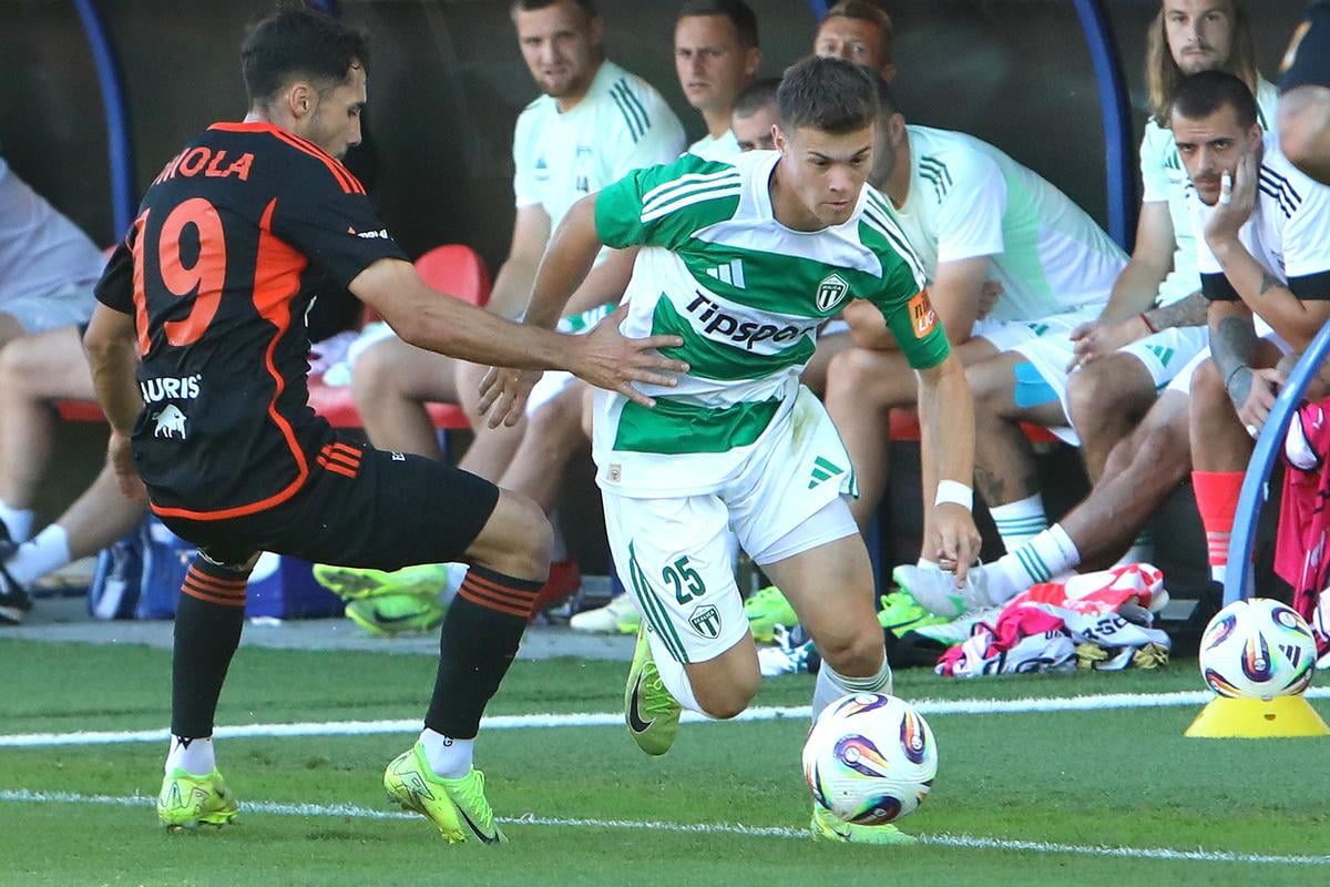 Martin Gomola (Ružomberok, vľavo) a Adam Gaži (Skalica) počas dohrávky 2. kola Niké ligy MFK Ružomberok - MFK Skalica v Ružomberku.