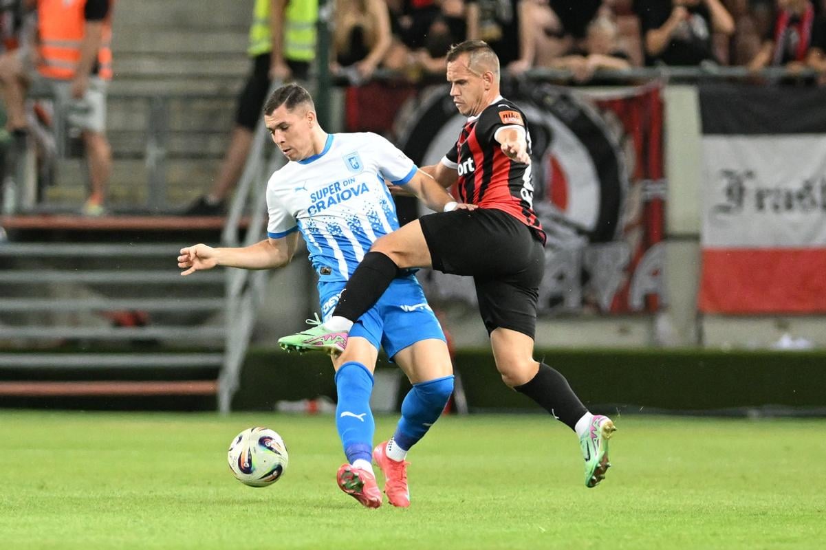 Vpravo hráč Trnavy Martin Mikovič a fubalista Samuel Teles z Universitatea Craiova počas odvetného zápasu 3. predkola Konferenčnej ligy medzi FC Spartak Trnava a Universitatea Craiove vo štvrtok 14. augusta 2025 v Trnave.