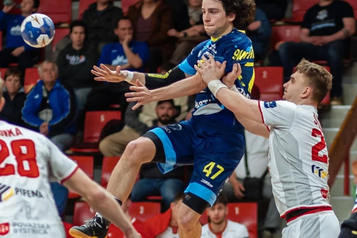 Najlepší hráč Niké Handball extraligy za rok 2024 Tomáš Smetánka (vo výskoku) bude v drese Bojníc chýbať na extraligových palubovkách v úvode nového ročníka.