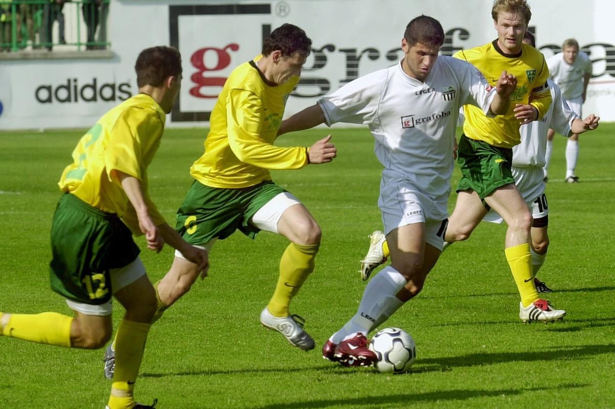 Na snímke z mája 2004 sa Marek Krejčí, vtedy hráč Artmedie, snaží uniknúť Žilinčanom Vladimírovi Stašovi, Zdenovi Štrbovi a Branislavovi Labantovi.