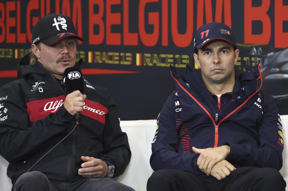 Valtteri Bottas (vľavo) a Sergio Perez budú v budúcej sezóne jazdcami tímu Cadillac.