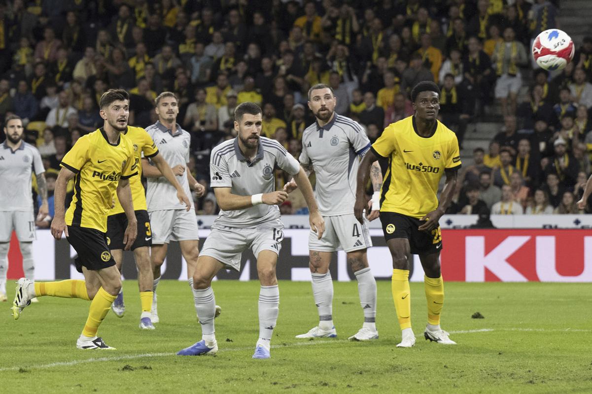 Slovan Bratislava prehral s YB Bern aj v odvete play-off EL a napokon si zahrá v ligovej fáze Konferenčnej ligy. V nej sa špeciálne na zápas proti Alkmaaru teší zástupca kapitána belasých Guram Kašia (druhý sprava).