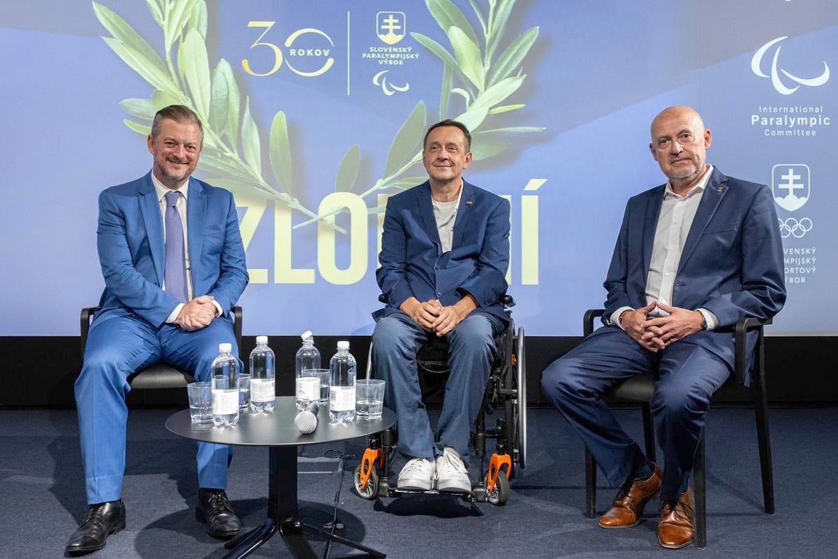 Na snímke zľava prezident Medzinárodného paralympijského výboru (MPV) Andrew George William Parsons, predseda Slovenského paralympijského výboru (SPV) Ján Riapoš a prezident Slovenského olympijského a športového výboru SOŠV Anton Siekel počas tlačovej konferencie v priestoroch Slovenského olympijského a športového múzea.