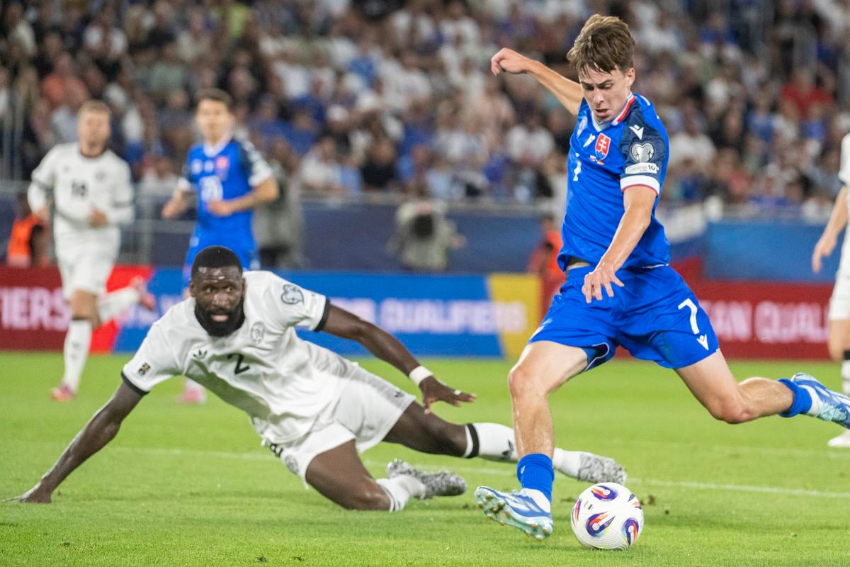 Na snímke sprava hráč Slovenska Leo Sauer a hráč Nemecka Antonio Rüdiger.