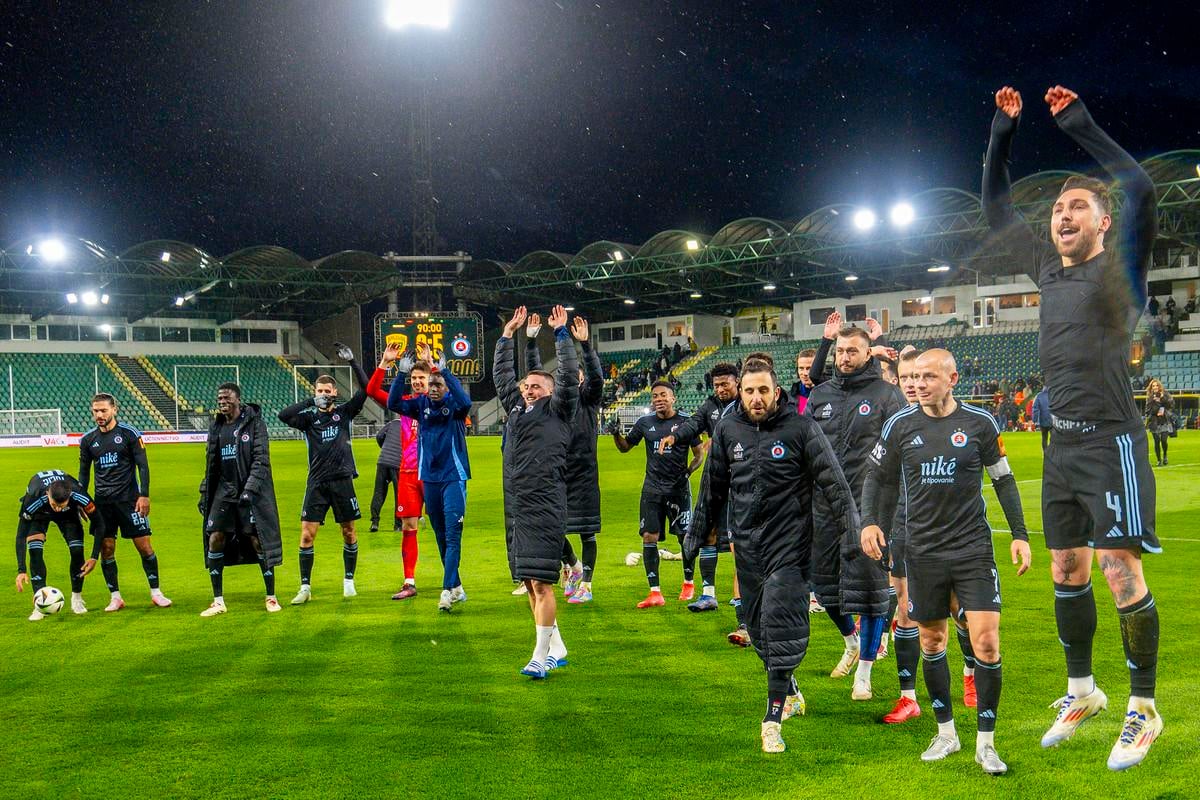 Keď sa Žilina a Slovan stretli pod Dubňom naposledy, hostia oslavovali so svojimi fanúšikmi víťazstvo 5:0.