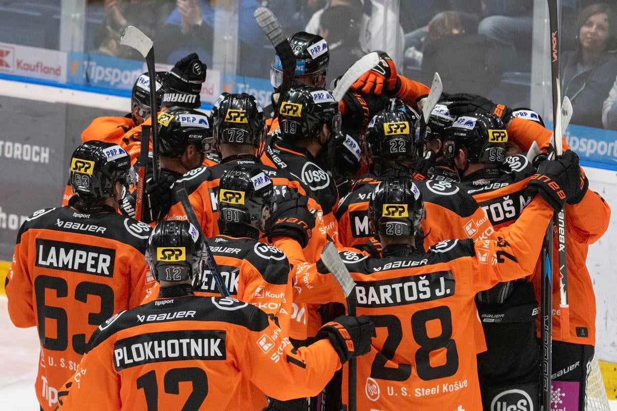 Na snímke hráči Košíc sa tešia z výhry po zápase 1. kola hokejovej Tipsport ligy HC Slovan Bratislava - HC Košice v Bratislave v piatok 12. septembra 2025.