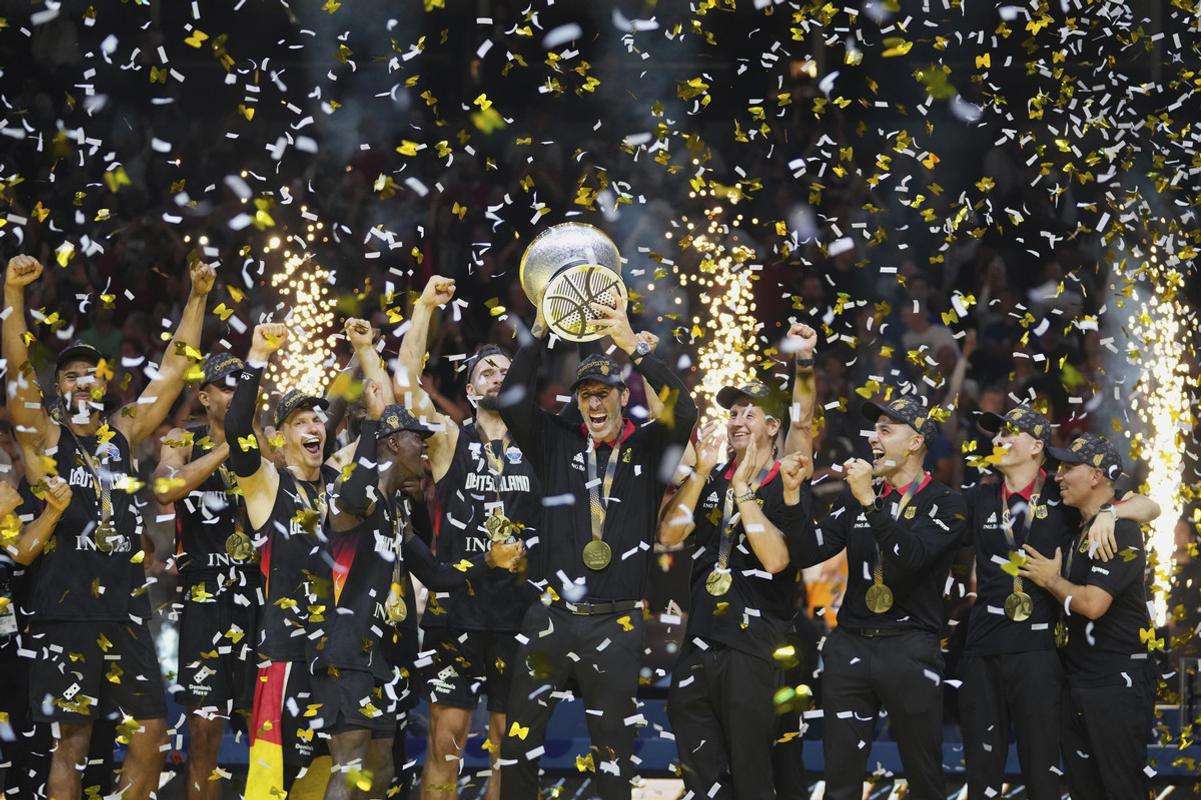 Alex Mumbru, španielsky kouč nemeckého výberu, dvíha nad hlavu trofej pre nových majstrov Európy. Počas šampionátu pritom skončil nakrátko v nemocnici pre zápal pankreasu, no vrátil sa včas, aby Nemecko doviedol k titulu.
