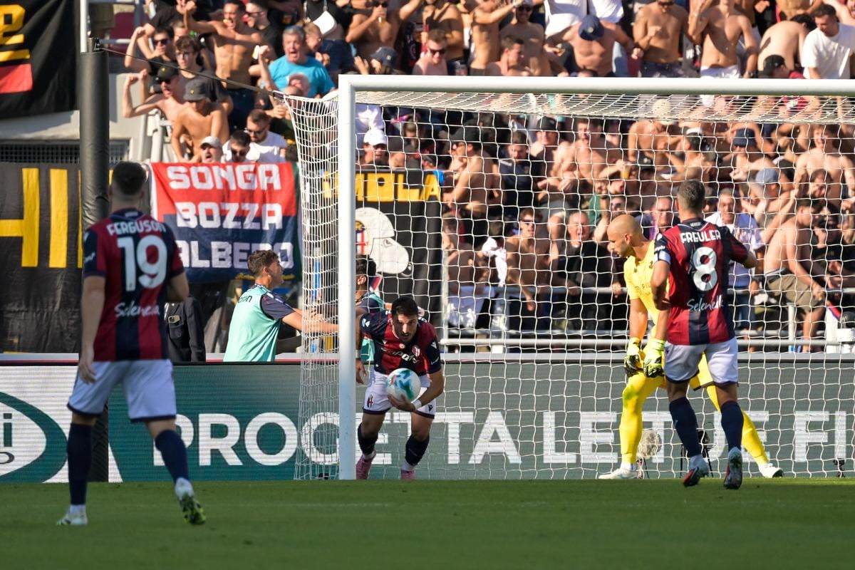 Hráč Bologne Riccardo Orsolini sa teší z gólu v zápase 4. kola talianskej Serie A vo futbale FC Bologna - FC Janov.