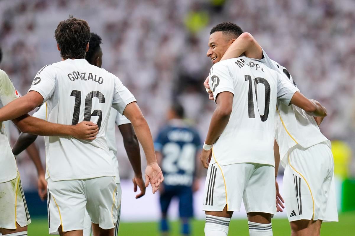 Futbalista Realu Madrid Kylian Mbappé (druhý sprava) sa teší so spoluhráčmi z gólu v zápase 5. kola španielskej La Ligy Real Madrid - Espanyol Barcelona.