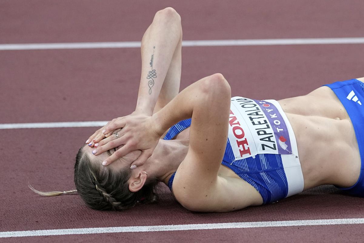 Slovenka Emma Zapletalová reaguje po zisku bronzovej medaily vo finále žien na 400 m cez prekážky na atletických MS v Tokiu.