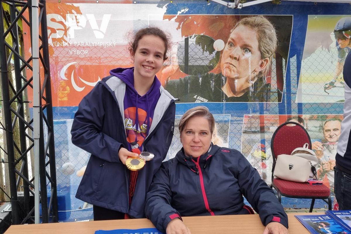 Sofia Slugeňová s najúspešnejšou slovenskou paralympioničkou Veronikou Vadovičovou.