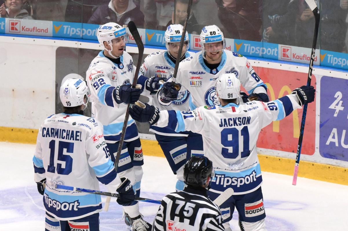 Radosť hráčov Nitry po góle v zápase 6. kola hokejovej Tipsport ligy medzi HK Nitra a HC Košice 26. septembra 2025 v Nitre.