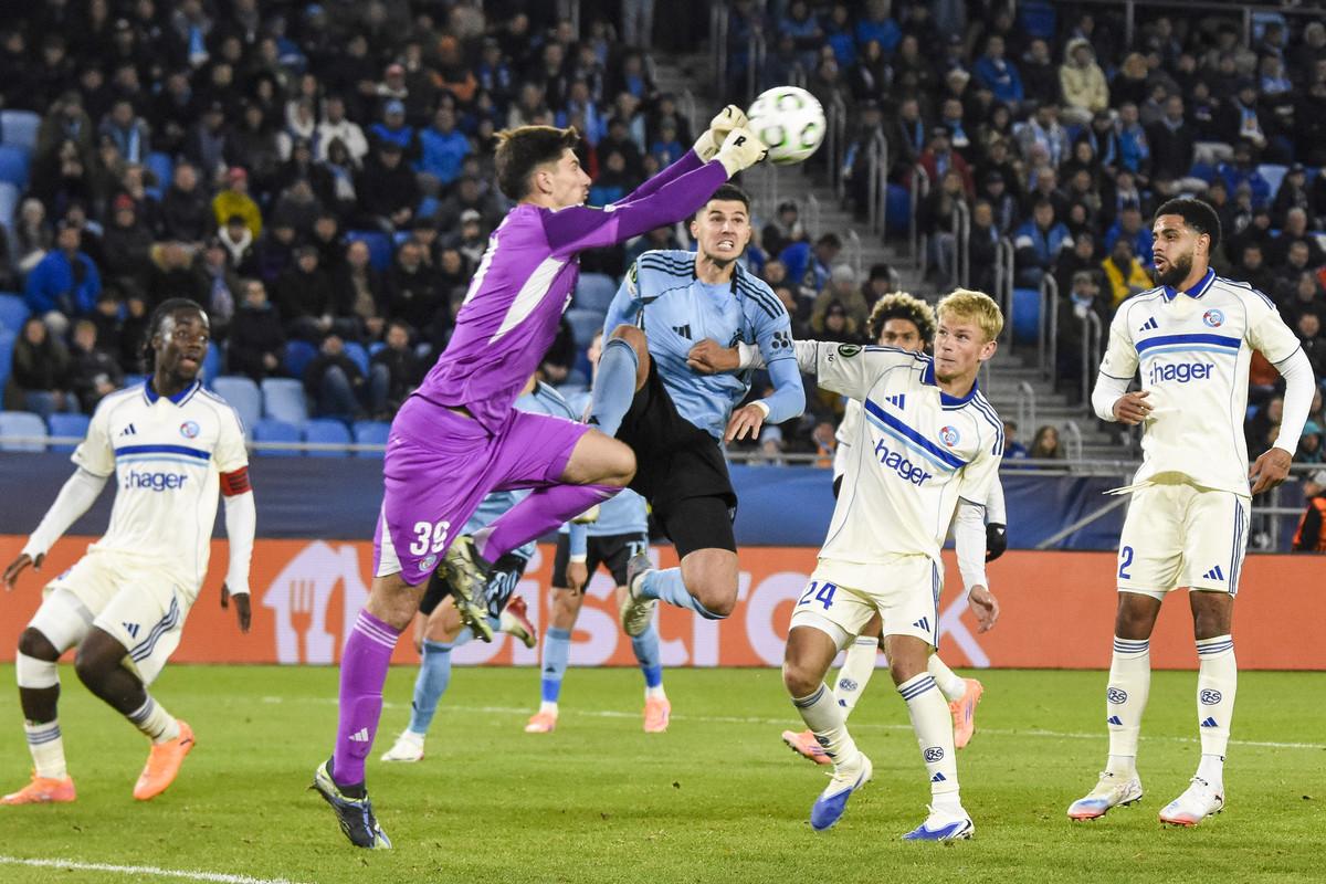 Zľava v popredí brankár Mike Penders zo Štrasburgu, Marko Tolič zo Slovana a Lucas Hogsberg zo Štrasburgu.