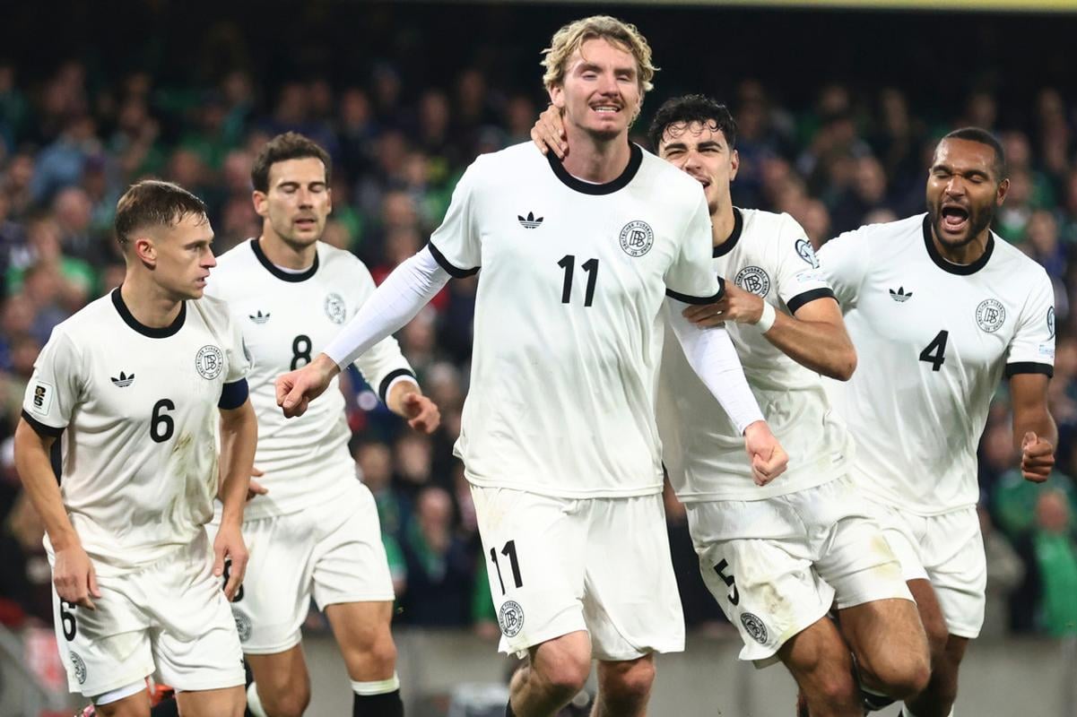 Na snímke hráč Nemecka Nick Woltemade (uprostred) sa raduje so spoluhráčmi po strelení úvodného gólu v zápase A-skupiny európskej kvalifikácie na MS 2026 Severné Írsko - Nemecko.