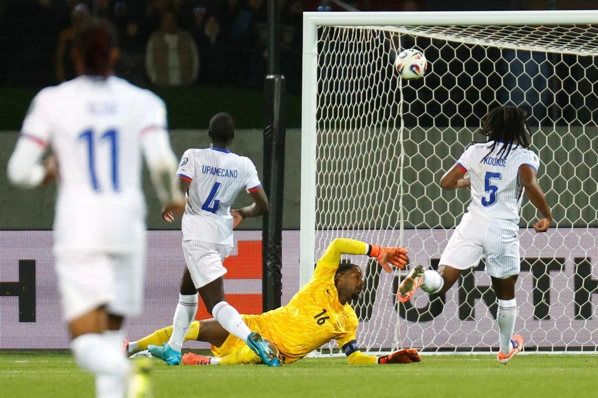 Francúzsky brankár Mike Maignan inkasuje gól v zápase kvalifikácie MS 2026 proti Islandu.
