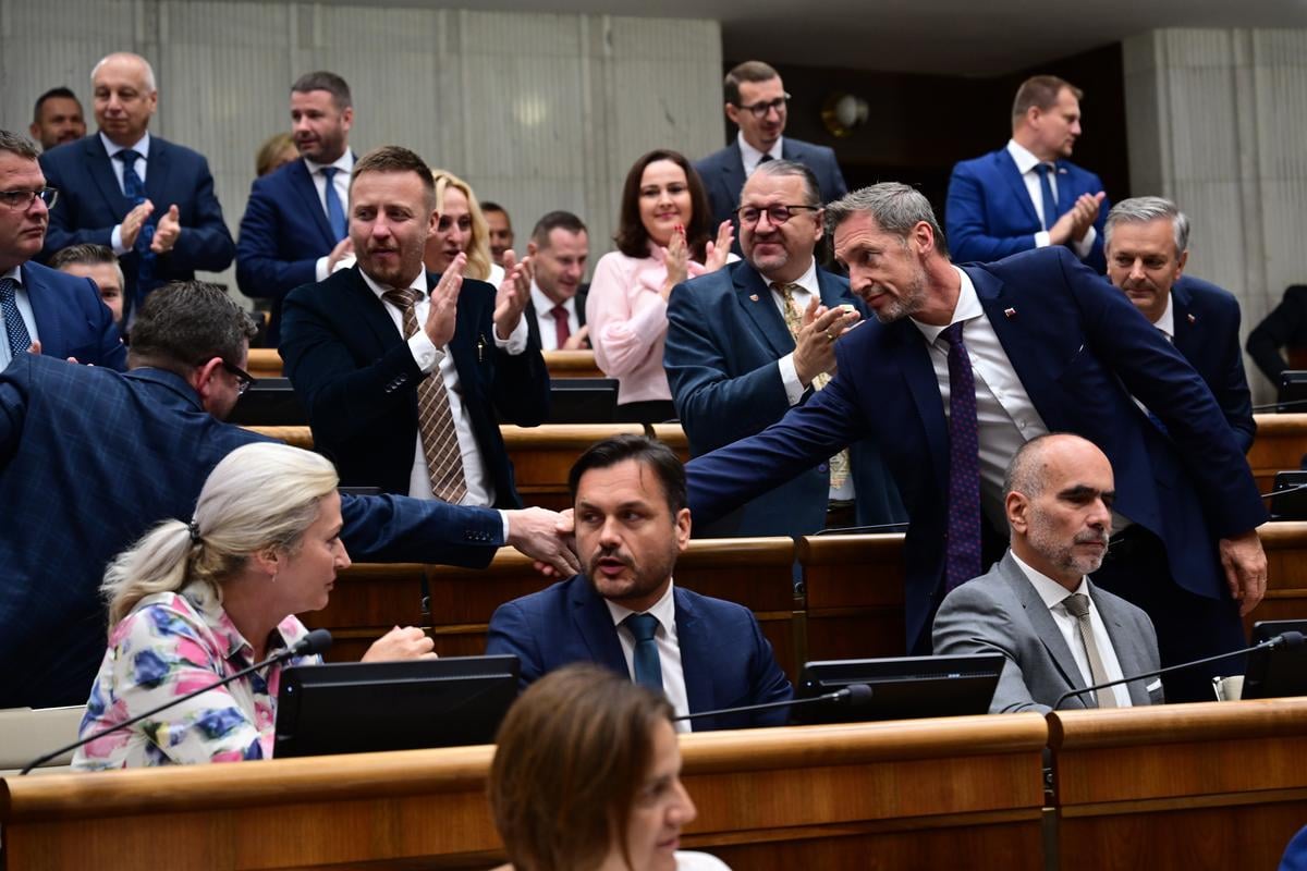 Opposition MPs from the KDH and, in the background, coalition MPs from the SNS applaud after the amendment to the constitution was approved on 26 September 2025 in Bratislava.